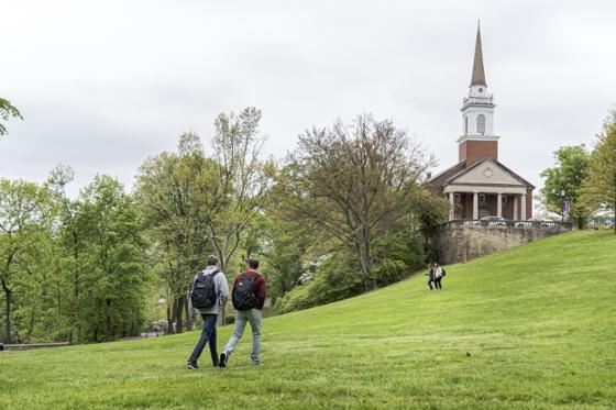 Large green-leafed trees line Chatham University's academic quad in Shadyside while 学生 walk to class. 